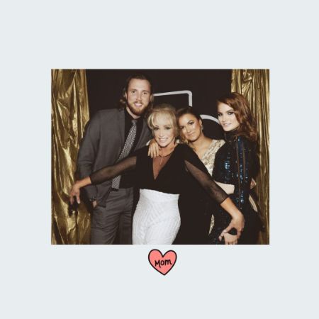 Beau Grayson Tucker, his mom, and his siblings took a picture together.